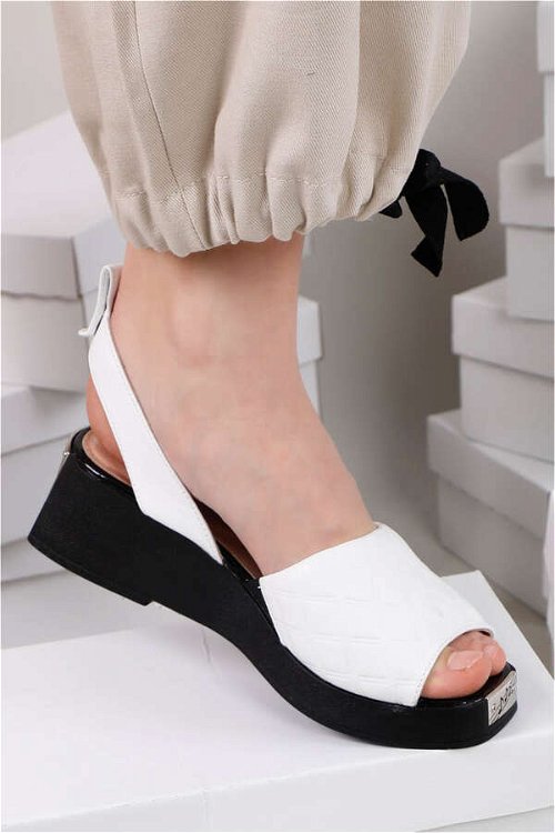 Desenli Sandalet Beyaz
